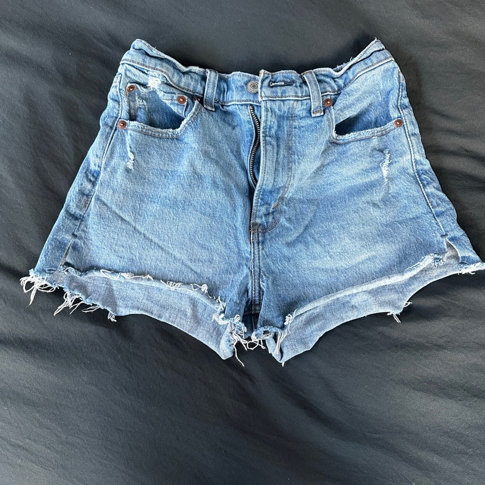 Abercrombie and Fitch the Mom Short Light Blue Denim Size 26